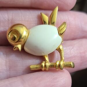 Vintage Crown trifari Alfred Philippe ? Bird chick gold white belly estate vtg